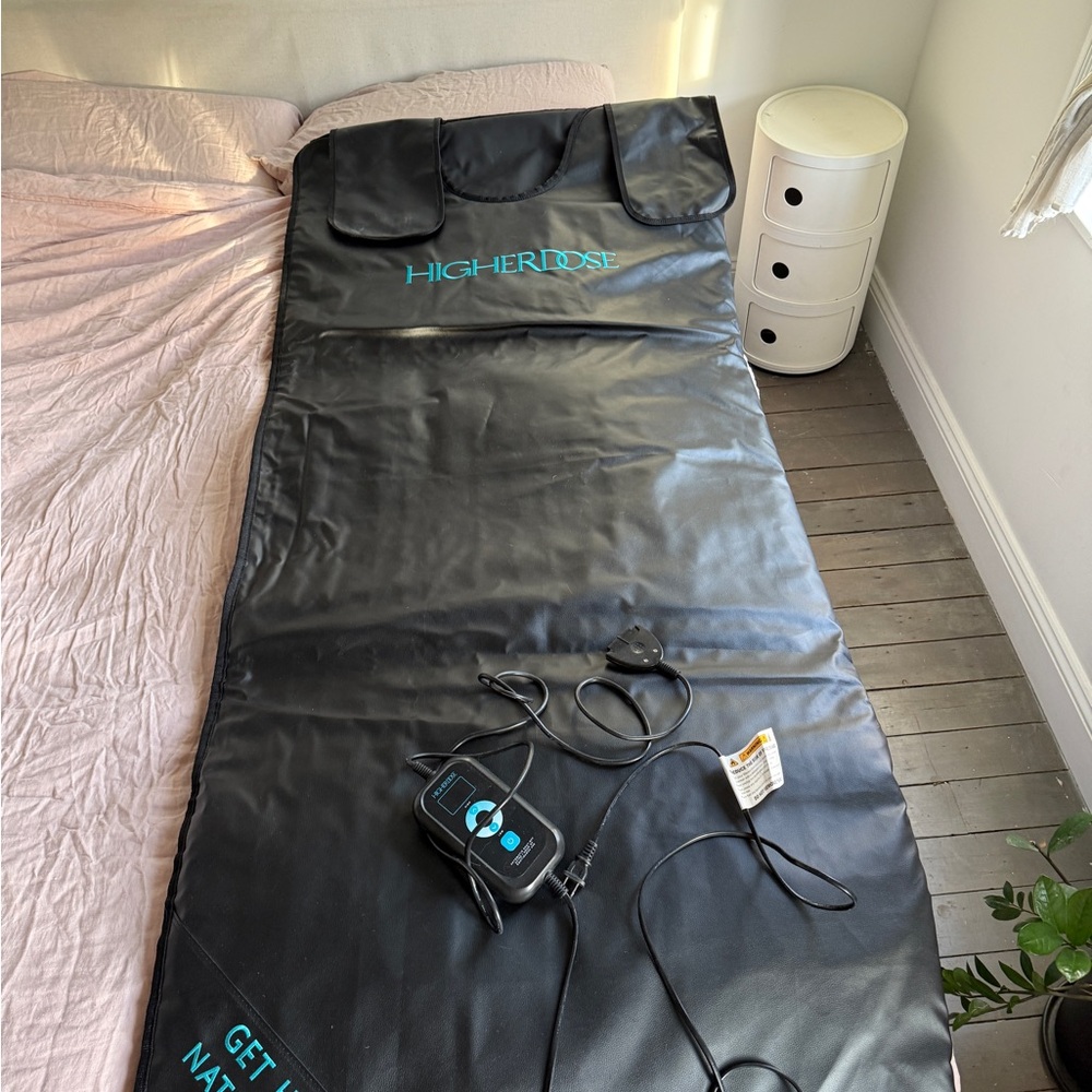 HigherDose Black Infrared Sauna Blanket with Controller